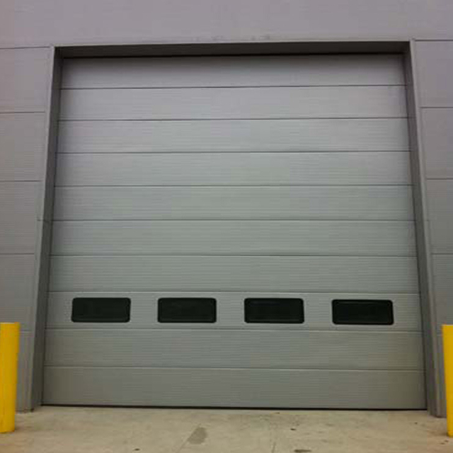 Porte industrielle sectionnelle de style Micrograin de couleur gris argenté avec fenêtres 