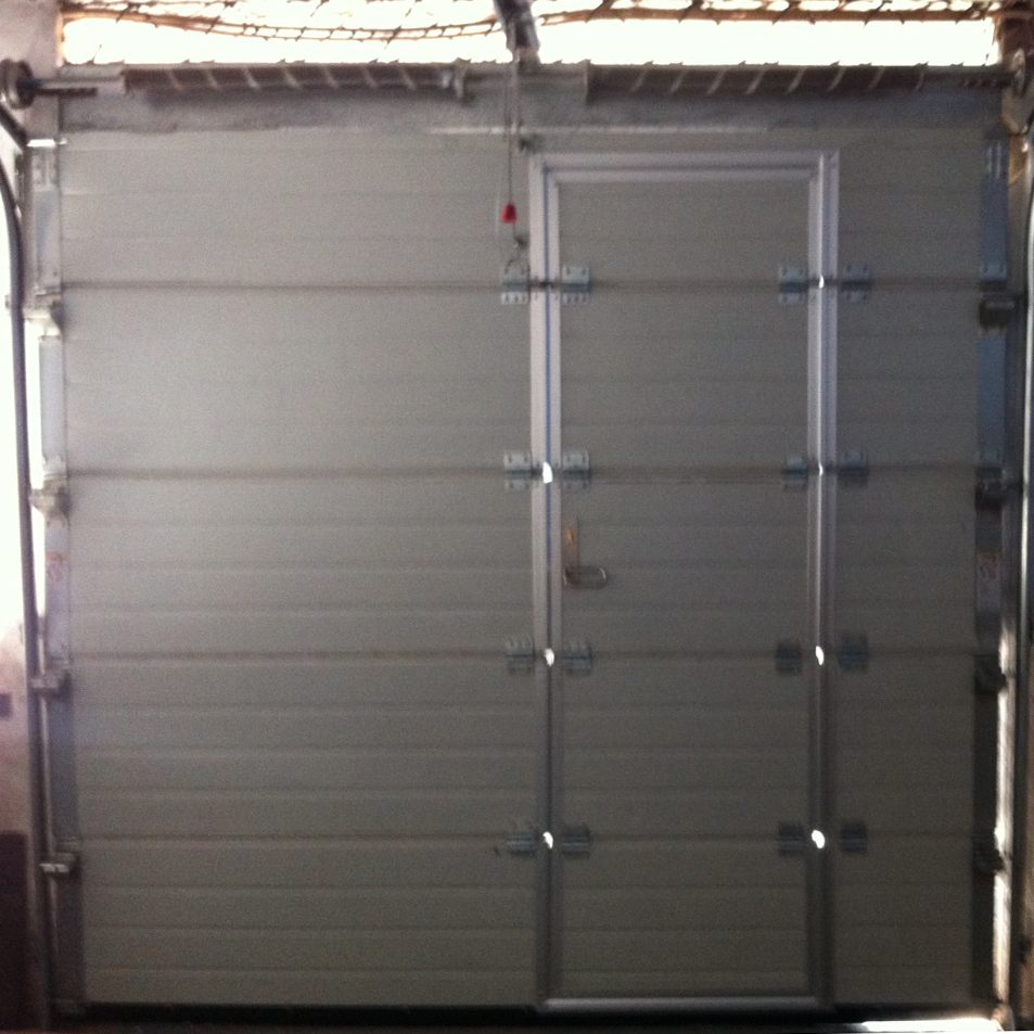 Porte de garage automatique isolée par mousse PU avec porte piétonne